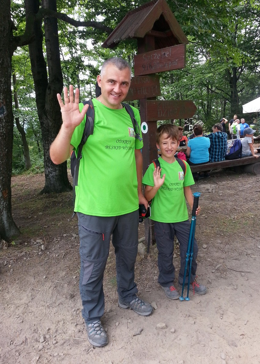 Odkryj Beskid Wyspowy. W niedzielny poranek wspięli się na Szczebel. Bardzo liczną grupę stanowili najmłodsi turyści [ZDJĘCIA]