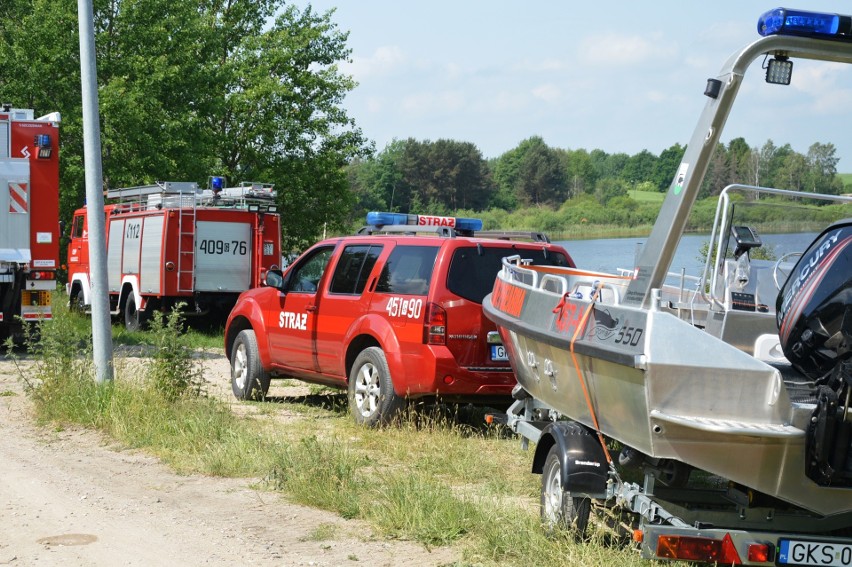 Bytów. Przewrócona łódka. Akcja strażackich płetwonurków na jeziorze w Udorpiu (zdjęcia) 