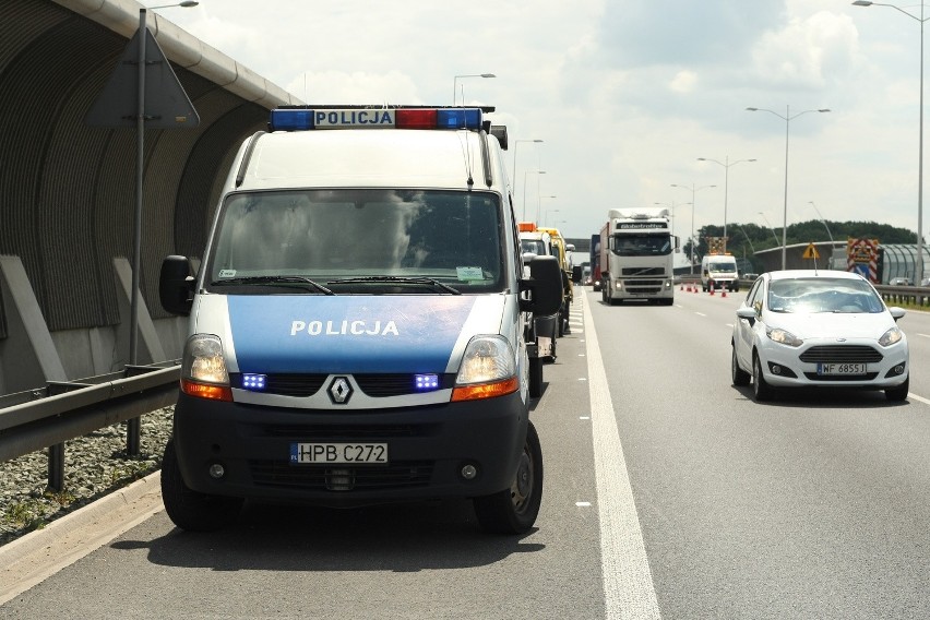 Wypadek na AOW. Laweta uderzyła w barierę. Zablokowała dwa pasy