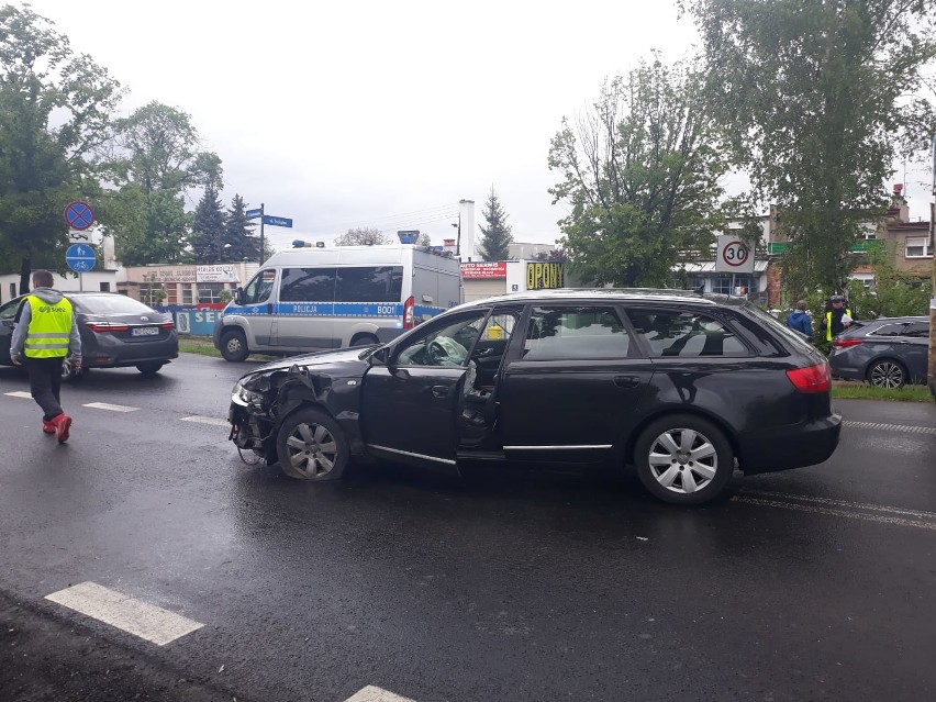 Wypadek na Kosmonautów. Dwie osoby w szpitalu (ZDJĘCIA)