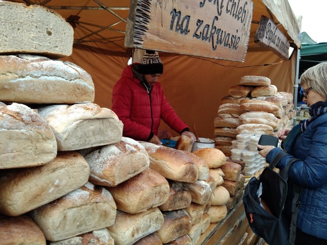Bochen pszenno-żytniego chleba dobrzyńskiego, to koszt rzędu 10 zł. Tyle samo kosztuje domowy chleb z dodatkiem siemienia lnianego, płatków owsianych, kminku – do wyboru.Cena "jarmarkowa"