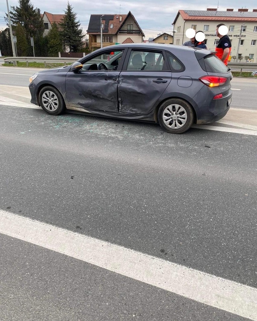 Zderzenie nieoznakowanego radiowozu z samochodem dostawczym...