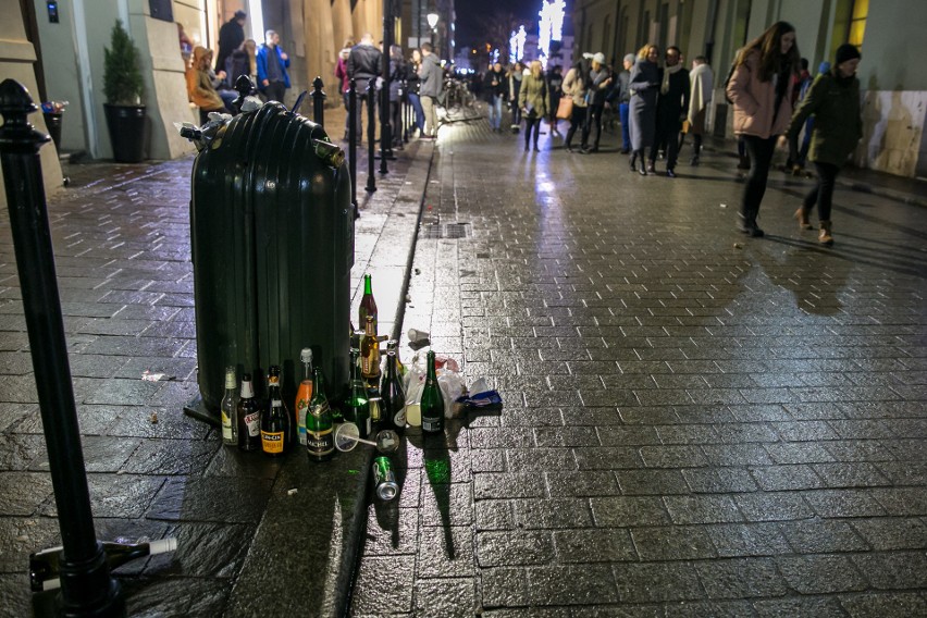 Krakowski Rynek tonie w śmieciach po sylwestrze [ZDJĘCIA]