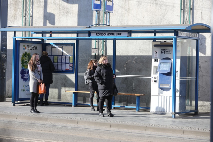 Koronawirus w Krakowie. Pusto na drogach, w tramwajach i autobusach [ZDJĘCIA]