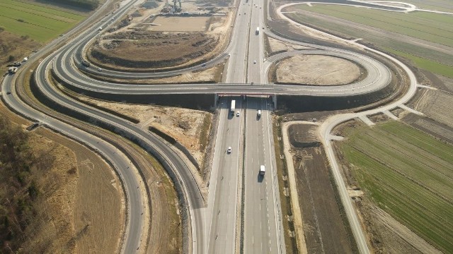 Budowa autostrady A1 nie została wstrzymana. Prace przebiegają zgodnie z harmonogramem. Na placu budowy nie znaleziono złóż bursztynu. To był nasz primaaprilisowy żartZobacz kolejne zdjęcia. Przesuwaj zdjęcia w prawo - naciśnij strzałkę lub przycisk NASTĘPNE