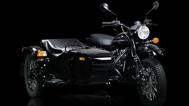 Model o nazwie Dark Force został zaprezentowany na rynku amerykańskim, gdzie Ural odnosi ostatnio sukcesy. Motocykl otrzymał czarny lakier oraz wodoodporny pokrowiec na wózek boczny / Fot. Ural