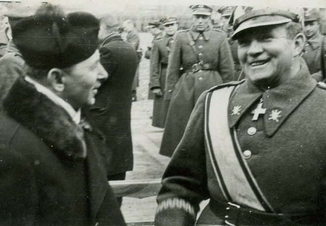 10 marca 1946 na sieradzkim Rynku miała miejsce uroczystość wręczenia sztandaru Oficerskiej Szkole Łączności. Sztandar ufundowali mieszkańcy Sieradza.