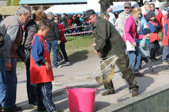 Podczas święta w Krogulnej można było zobaczyć, jak pracują rybacy.