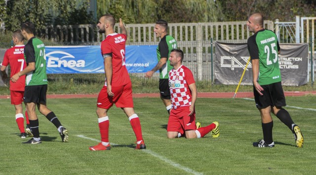 W czwartoligowym meczu Olimpia Pogoń Staszów wygrała z AKS 1947 Busko-Zdrój 5:1. Olimpia Pogoń Staszów - AKS 1947 Busko-Zdrój 5:1 (3:0)Bramki: Ernest Rozmysłowski 5, Mateusz Franus 8, Patryk Kukiełka 11, 89, Bartłomiej Fitowski 85 – Artur Karasek 83.Pogoń: Wareliś – Wołczek, Baczewski (60 Kula), Pańtak, Skrzek – Franus (75 Ptak), Malec, Wyrazik (80 Fitowski) – Rozmysłowski, Kukiełka (90 Ciesielski), Rzepa.AKS: Szcześniak (15 Łudzik) - Boś, Kardas, Pietras, Karasek – Florczyk, Sinkiewicz, Mika (75 Piwowarski), T. Raczyński (60 Bandura), Janiec (46 Jabłoński) – Gardynik.- Podałem się do dymisji. To co pokazaliśmy w Staszowie to wstyd dla mnie i klubu. Widocznie w AKS jesteśmy sobą zmęczeni – powiedział załamany Mariusz Arczewski, jeszcze trener zespołu z Buska. W Staszowie życia nie ułatwił mu golkiper i już po kwadransie przy stanie 3:0 dla Pogoni została dokonana zmiana. AKS przypomniał zbieraninę, nie wszystkim chciało się biegać, walczyć, jakby pogodzili się ze swoimi słabościami. Pogoń mogła zdobyć więcej goli, lecz Jacek Kuranty, jej trener nie mógł narzekać. – Cieszę się, że chłopakom spodobało się strzelanie bramek. Pięć z Nowinami, pięć z AKS, dużo sytuacji, oby tak dalej – podsumował Kuranty.Kulisy meczu w obiektywie na kolejnych slajdach - szczegóły na kolejnych slajdach.(JKM)