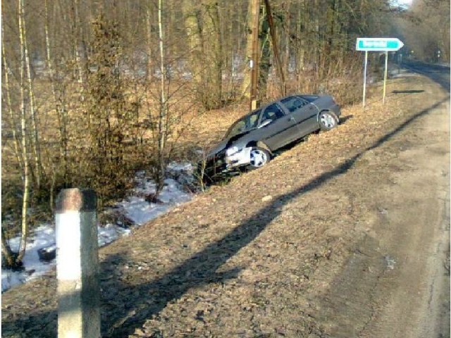 Auto wpadło do głębokiego rowu