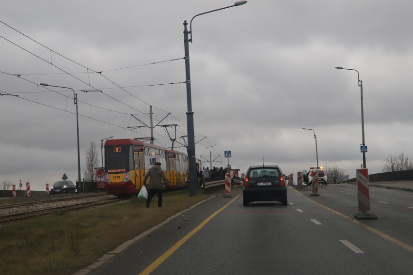 Uszkodzony tramwaj na ulicy Przybyszewskiego i korki w okolicy Atlas Areny ZDJĘCIA