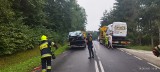 Zderzenie dostawczaka i osobówki na drodze wojewódzkiej Gorlice-Dukla. Jedno z aut zostało niemal całkowicie zniszczone AKTUALIZACJA