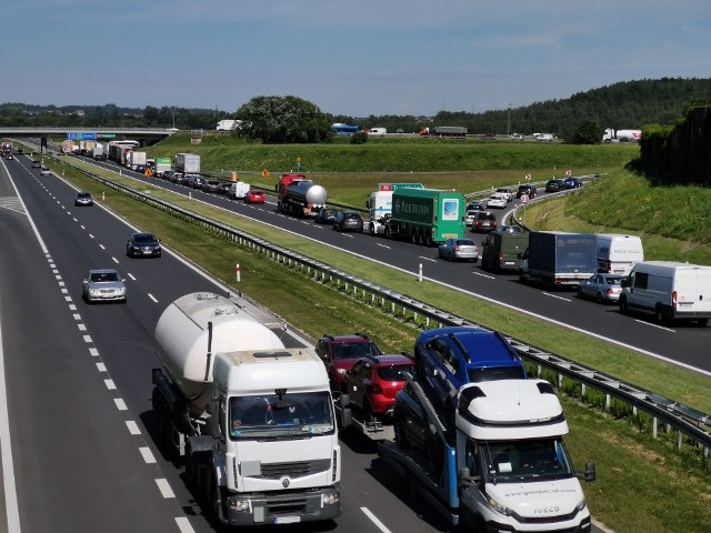 Zderzenie dwóch samochodów osobowych i ciężarówki na autostradzie A4. Utrudnienia w ruchu / Zdjęcie ilustracyjne
