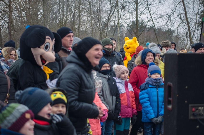 Charytatywne morsowanie w Szepietowie. Społeczność morsów zebrała ponad 20 tys. zł dla trzynastolatki z nowotworem mózgu (zdjęcia)