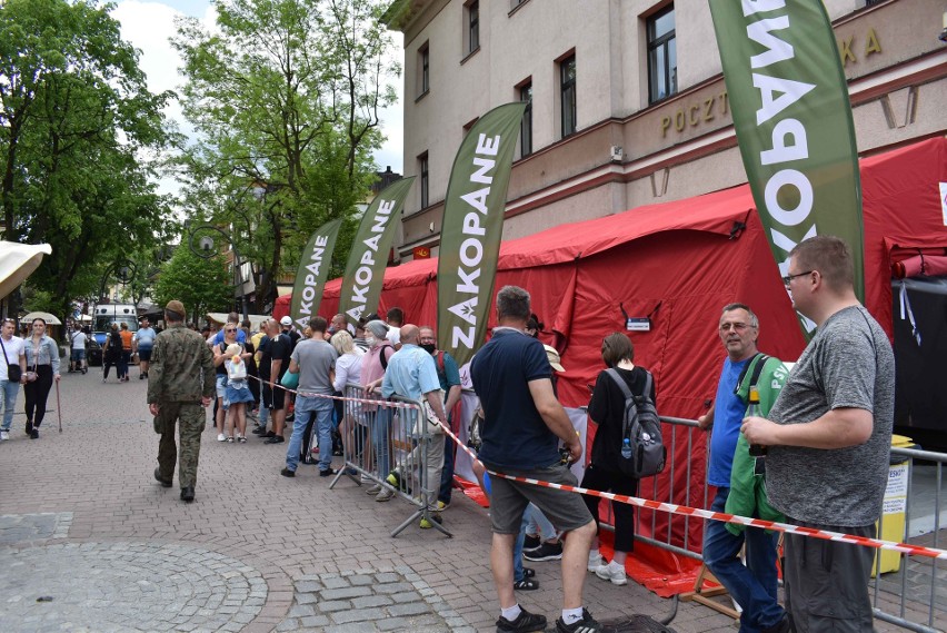 Zakopane. Szczepienia przeciw covid-19 na Krupówkach. Kolejki chętnych - i miejscowych, i turystów 