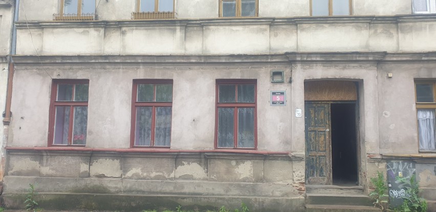 Martwa kobieta znaleziona w mieszkaniu przy ul. Kruczej. Sekcja zwłok wyjaśni przyczynę śmierci