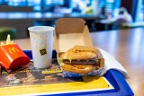 Burger Drwala z żurawiną i kurczakiem powrócił do McDonald's. Nowości w menu od 15 listopada. Ile zapłacimy za zestaw i zakręcone frytki?