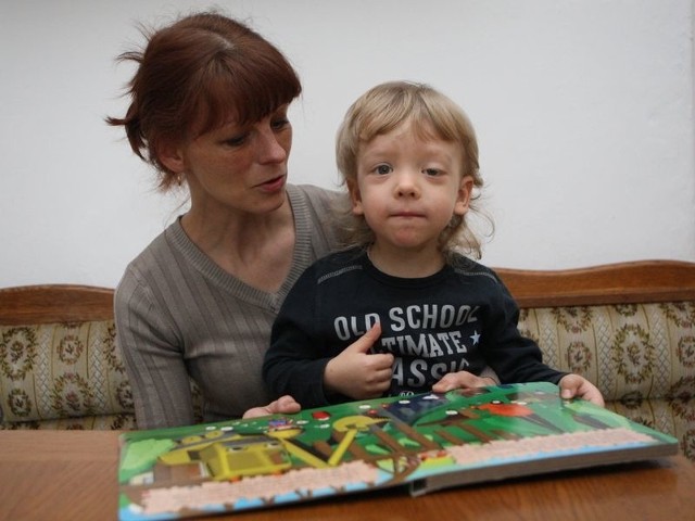 Kajtuś (na zdjęciu z mamą) przechodzi właśnie chemioterapię w warszawskim Centrum Zdrowia Dziecka. Aby chłopiec mógł być leczony, potrzebna jest pomoc ludzi dobrej woli. 
