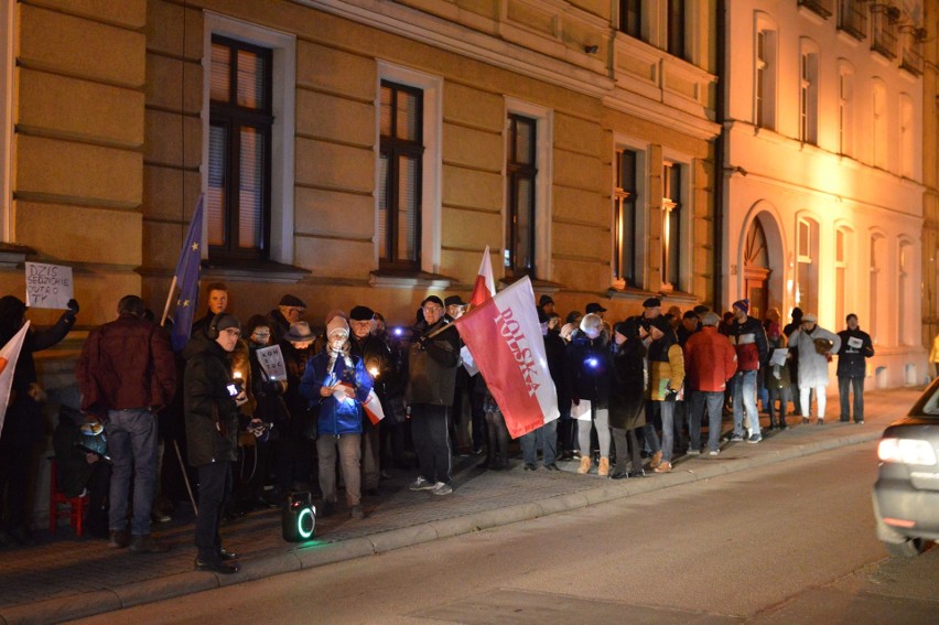 Obrona przed ciosem na wolne sądy. Protest przed Sądem Rejonowym w Chojnicach [zdjęcia]