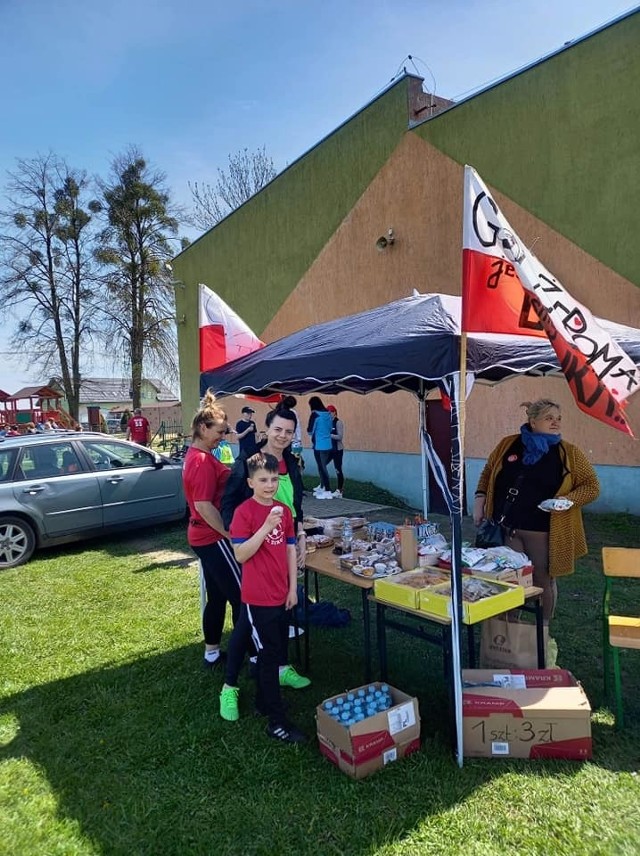 Akcję wsparcia dla Lenki zorganizował Zespół Szkół w Działyniu z dyrektorem Rafałem Rutkowskim. Przyłączył się do niej klub GOL ŻEROMA z Golubia-Dobrzynia. Na imprezie w Działyniu pojawiła się Lenka z rodzicami