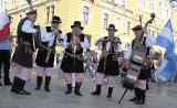 Muzycy z "Mogilan" grali polki na basenie, na Rynku i na balkonie