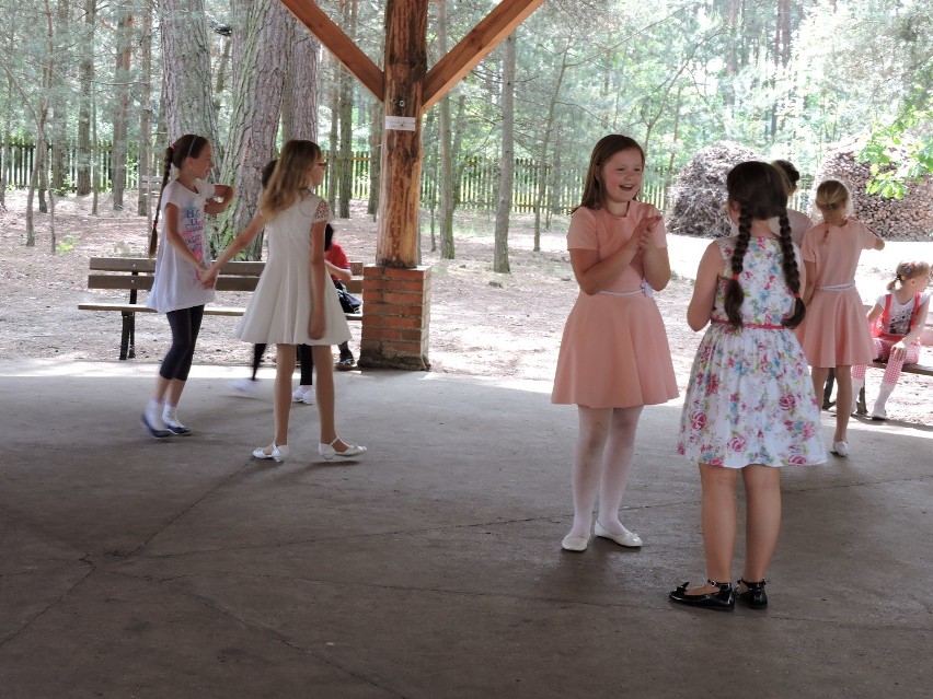 Dzieci uczą się czynności praktycznych, ale też tańca,...