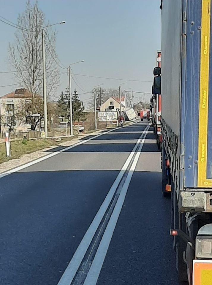 Kumiała. Wypadek na DK 8. Ciężarowe volvo zderzyło się z BMW przy wyprzedzaniu [ZDJĘCIA]