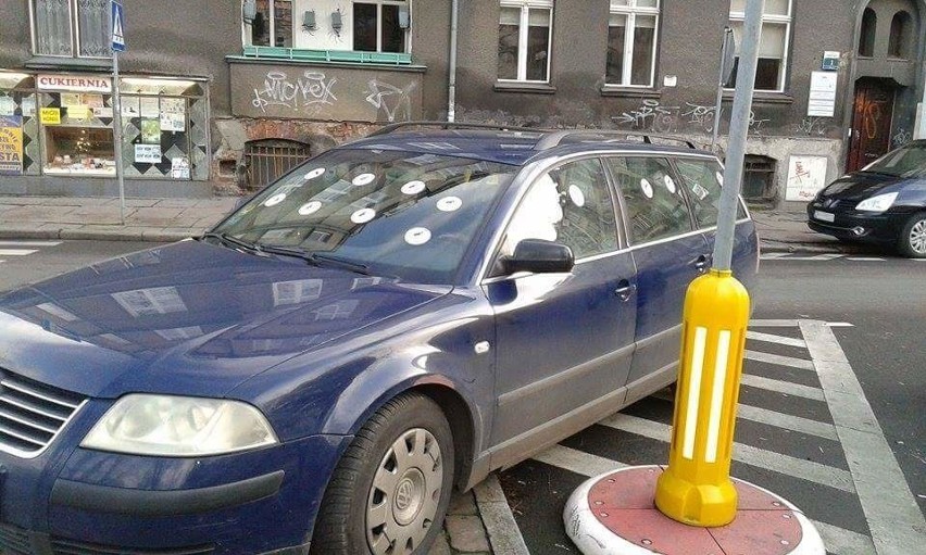 Całe auto w "karnych" nalepkach za złe parkowanie w Szczecinie
