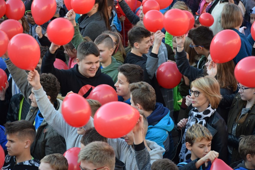 W Gorlicach jest dzisiaj biało-czerwono. Na płycie rynku powstała żywa flaga. Przyszły setki uczniów z biało-czerwonymi balonikami