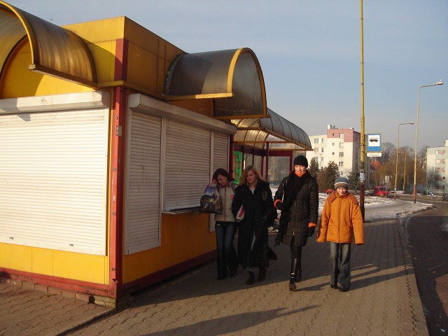 Ze względu na mające niebawem rozpocząć się prace budowlane kiosk na ulicy Kazimierza Wielkiego już został zamknięty. Przystanek autobusowy jeszcze działa.