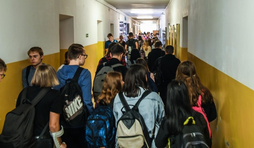 Falę protestów wywołał nowy dress code, który próbowano...