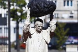 Jan Paweł II rzucający meteorytem. Kontrowersyjna instalacja przed Muzeum Narodowym w Warszawie