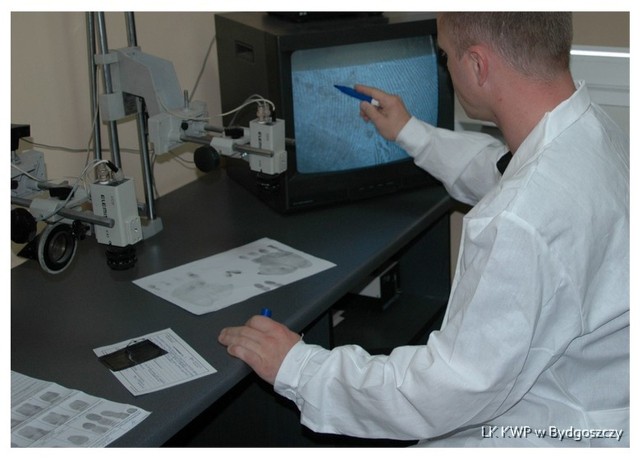 Laboratorium Kryminalistyczne KWP w Bydgoszczy ma, m.in. sekcje daktyloskopiją, chemiczną i analizy audiowizualnej. Specjaliści zajmują się też badaniem próbek ziemi