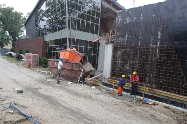 Na budowie basenu przy ulicy Żeromskiego w Sosnowcu sporo się dzieje. Widać już fragment nowej części budynku.Zobacz kolejne zdjęcia. Przesuwaj zdjęcia w prawo - naciśnij strzałkę lub przycisk NASTĘPNE Armagiedron