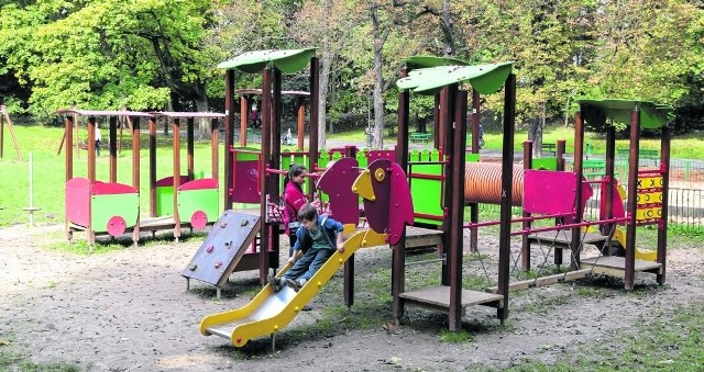 Dzieci są zadowolone z nowego placu zabaw. Kiedy jednak pojawią się inne zapowiadane inwestycje w parku Bednarskiego? 