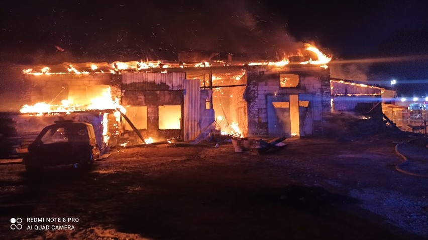 Nocny pożar w Wierzbicy w gminie Sobków - palił się warsztat...