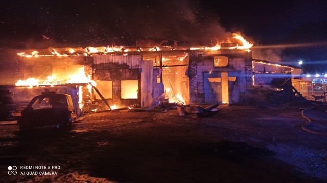 Nocny pożar w Wierzbicy w gminie Sobków - palił się warsztat i wiata z wieloma zabytkowymi samochodami. Więcej na kolejnych zdjęciach