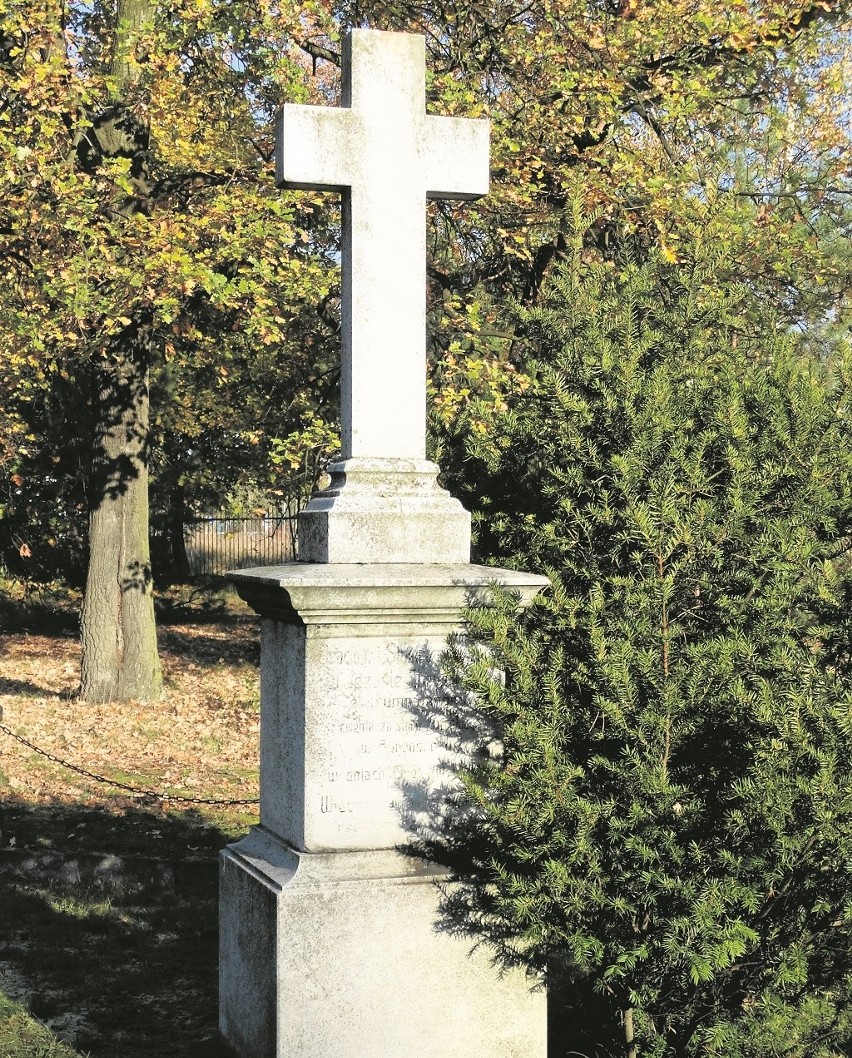 Cmentarz ewangelicki przy ul. Zaświat.  Krzyż upamiętnia...