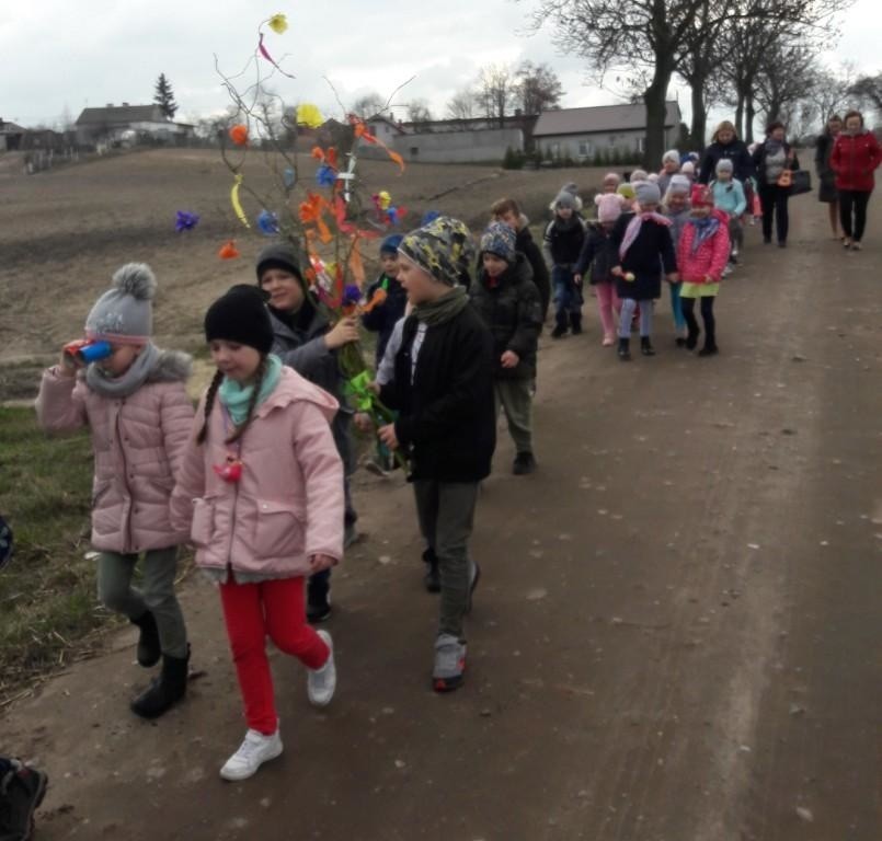 Przedszkolaki z Zespołu Szkół w Radomicach odstraszały zimę. Szukały zmian w przyrodzie [zdjęcia]