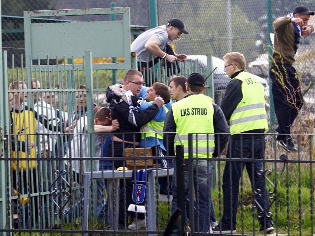 Pseudokibice Dynovii Dynów postanowili nie płacić za bilety i sforsowali ogrodzenie stadionu w Tyczynie.