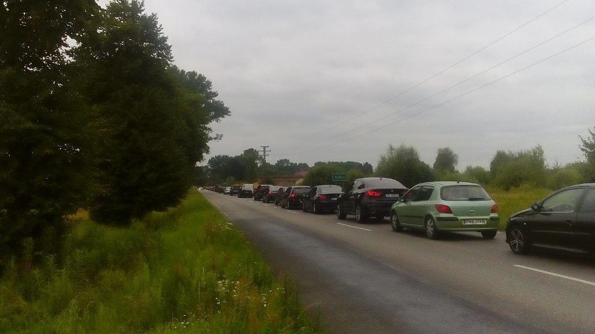 Na drodze wojewódzkiej nr 163 z Białogardu do Karlina tworzą...