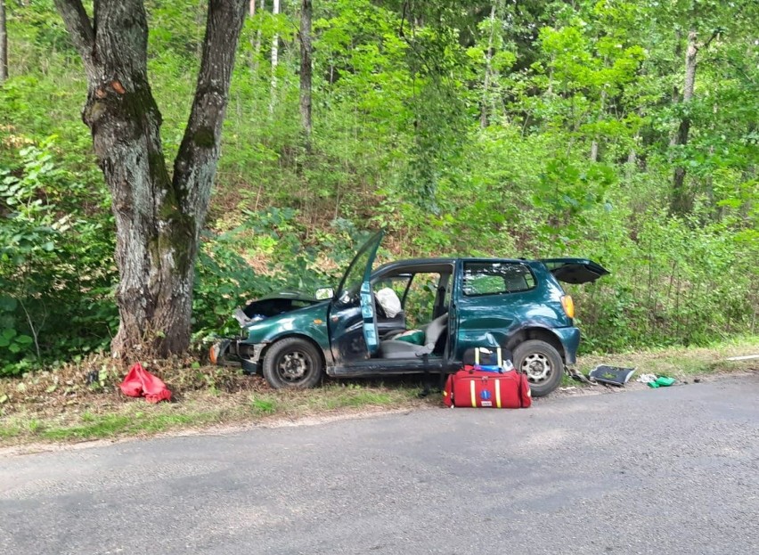Tragiczny wypadek na trasie Żytkiejmy - Gołdap. VW Polo wbił się w drzewo (zdjęcia)