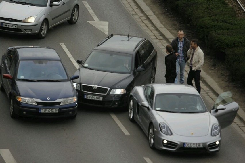 Wypadek na ulicy Kazimierza Wielkiego. Zderzyły się trzy samochody osobowe [FOTO]