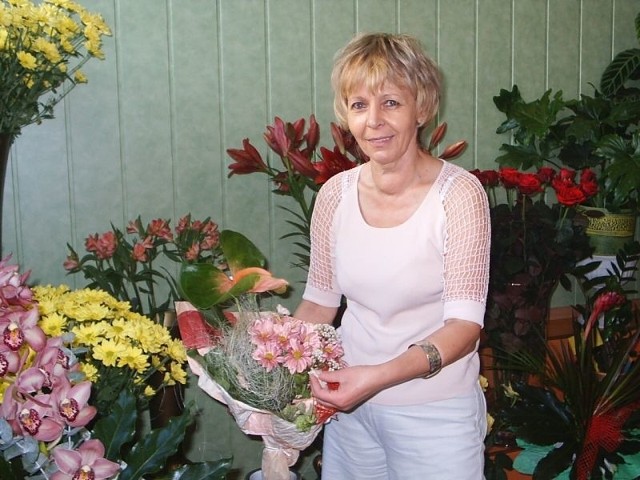 ZDZISŁAWA USZKO Mieszka w Przytocznej. Kwiaciarnię prowadzi od 1974 r. Jest mężatką. Uwielbia w wolnych chwilach czytać powieści. 