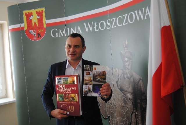 Burmistrz Włoszczowy Grzegorz Dziubek z darami dla Wielkiej Orkiestry Świątecznej Pomocy, które zostaną wystawione na licytacje.