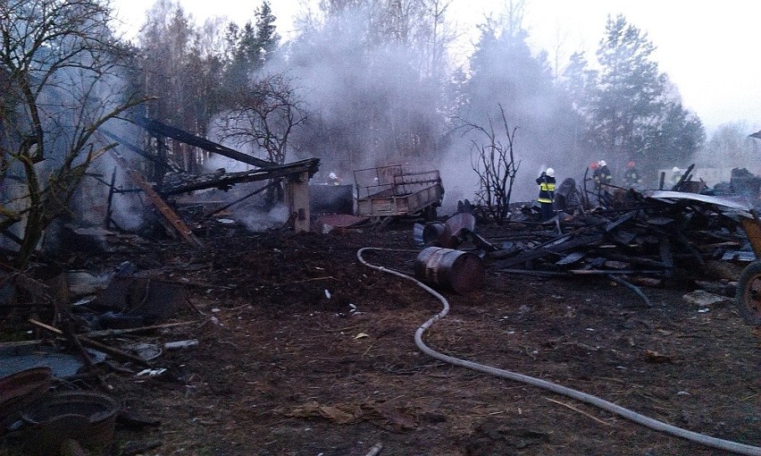 Ogromny pożar w gminie Głowaczów. Strażacy całą noc walczyli z ogniem
