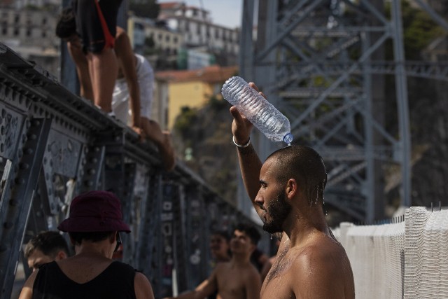 Porto, stolica Portugalii. Mieszkańcy na wszelkie sposoby próbują walczyć z upałami. W kraju notowane są rekordowe temperatury