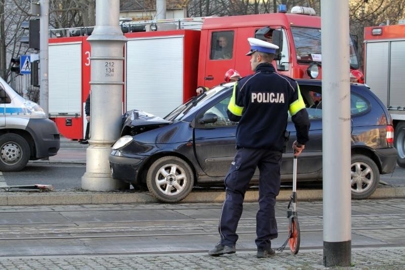 Wrocław: Wypadek na Poniatowskiego. Cztery osoby ranne (ZDJĘCIA)