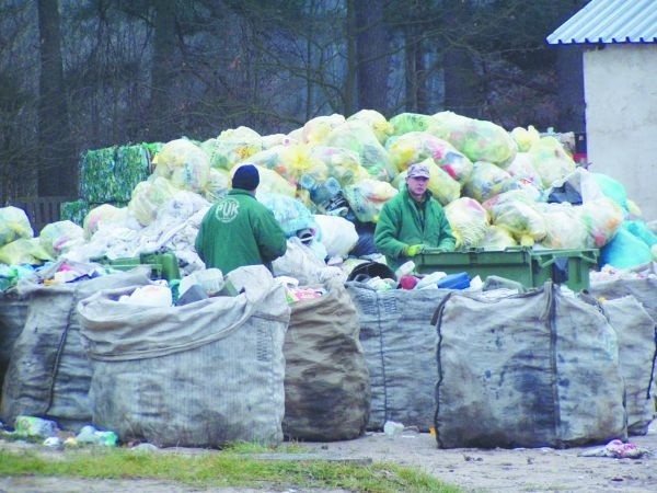 Posegregowane w naszych domach odpady trafiają w tej chwili na plac PUK-u, gdzie są ponownie segregowane.