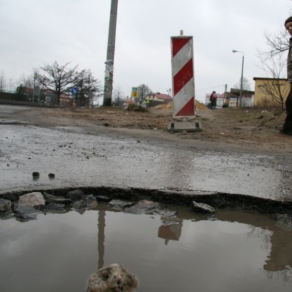 Mieszkańcy Cedzyny na odcinku drogi od przystanku autobusowego do Szkoły Podstawowej muszą chodzić po błocie, wodzie i dziurach.